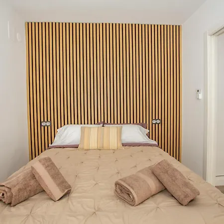 Deluxe Tropicana Rest And Pool